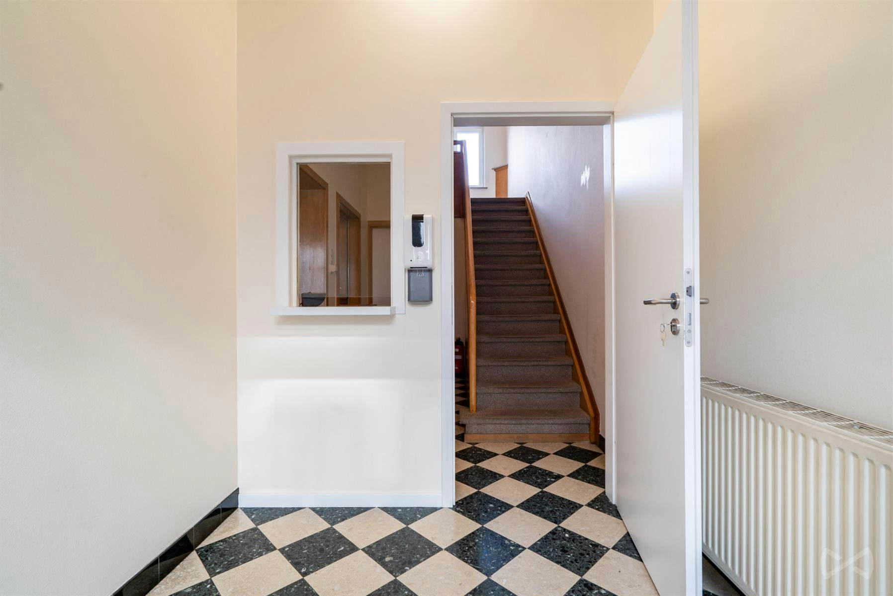 Photo 4 sur 4 pour Immeuble mixte de sept chambres à Charleroi Jumet