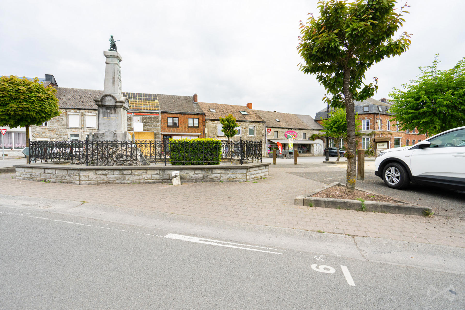 Foto 2 van 4 van Gebouw voor gemengd gebruik in Beauraing Winenne